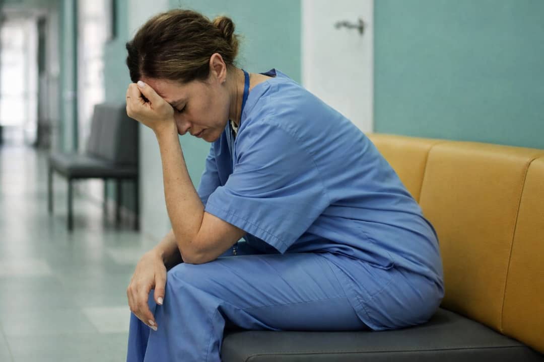 early signs of physician burnout healthcare worker feeling stressed and mentally exhausted